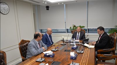وزير النقل يتابع معدلات نقل البضائع عبر الخط العربي للنقل البري والبحري 
