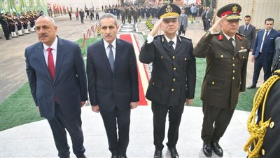 محافظ الغربية يضع إكليلاً من الزهور على النصب التذكاري للشهداء