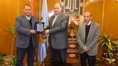 لهذا السبب.. محافظ أسيوط يكرم مسئولي معهد بحوث التناسليات بالهرم ومدير الطب البيطري
