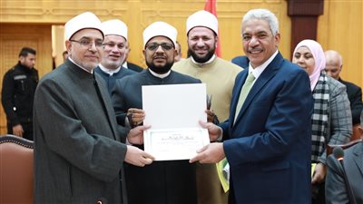 رئيس جامعة الأزهر يكرم علماء كلية الدعوة لجهودهم في قافلة حلايب وشلاتين