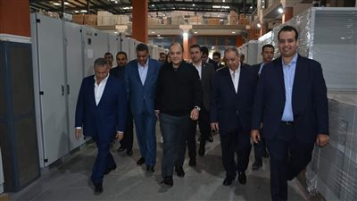 وزير التجارة يقوم بجولة تفقدية بالمنطقة الصناعية بالعبور