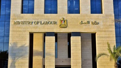 وزارة العمل: إيقاف نشاط شركتين لإلحاق عمالة بالخارج