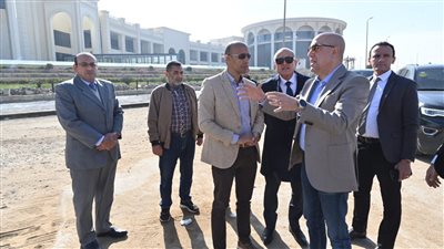 وزير الإسكان يتفقد مشروعات تطوير ورفع كفاءة محاور الطرق بمدينة القاهرة الجديدة