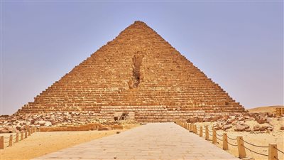 وزير السياحة يتسلم تقرير اللجنة العلمية العليا لمراجعة مشروع الترميم المعماري لهرم منكاورع