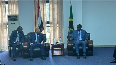 وزير النقل لنظيره التنزاني: مستعدون للتعاون المشترك لجديد شبكه الطرق الداخلية بتنزانيا