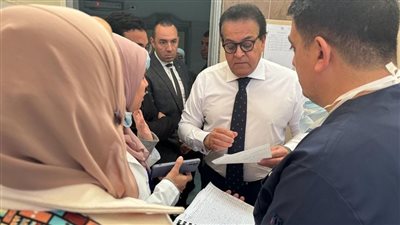 وزير الصحة يتفقد مركز طب أسرة التجمع الثالث ويوجه بصرف مكافآة للعاملين به  