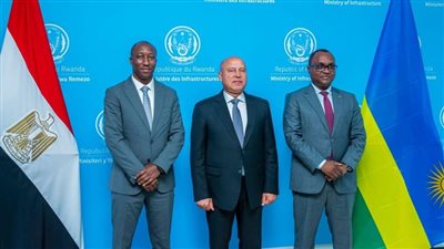 وزير النقل يجرى مباحثات مع وزيرى البنية التحتية والتجارة والصناعة فى رواندا