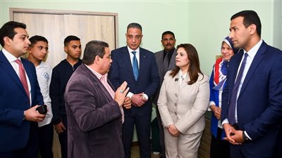 وزيرة الهجرة تتفقد المدرسة الفندقية بقرية دمو بالفيوم