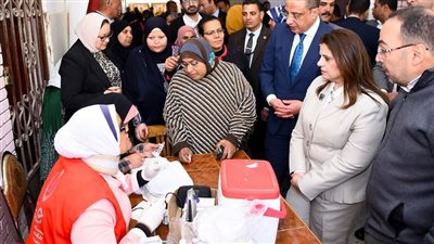 وزيرة الهجرة تتفقد القافلة الطبية لمؤسسة صناع الخير في قرية دمو بالفيوم