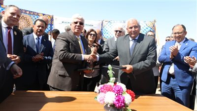 وزير التعليم العالي يضع حجر الأساس لمشروع أرض الجامعات المصرية بالوادي الجديد