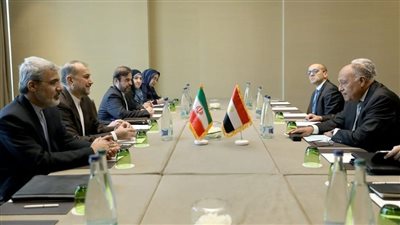 وزير الخارجية يبحث مع نظيره الإيراني مسار العلاقات الثنائية بين البلدين