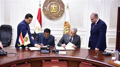 وزير العمل يُوقّع 