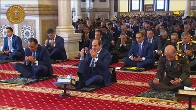 السيسي يؤدي صلاة الجمعة بمسجد المشير