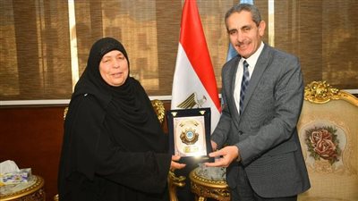 بعد تكريمها من قرينة الرئيس.. محافظ الغربية يكرم الحاجة زينب هواش أيقونة العمل الخيري بـ زفتى