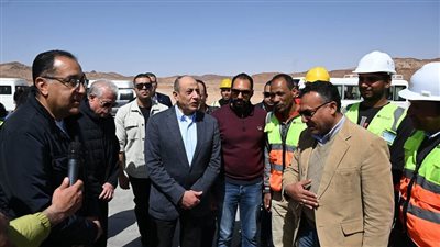 رئيس الوزراء يجرى حوارا مع العاملين بمشروع تطوير وتوسعة مطار سانت كاترين