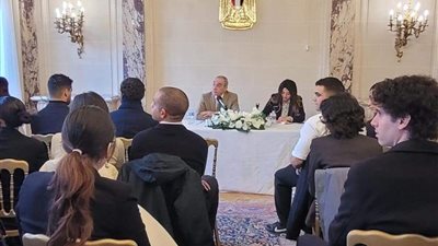 سفير مصر في باريس يلتقي بمجموعة من الدارسين المصريين بفرنسا