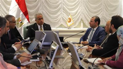 وزير العمل يلتقي اللجنة المختصة بـ 