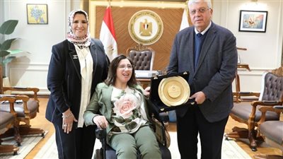 وزير التعليم العالي يُكرم الطالبة الحاصلة على المركز الأول بكلية آداب المنصورة