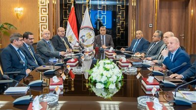 وزير الإنتاج الحربي يبحث سبل تطوير صناعة العدادات