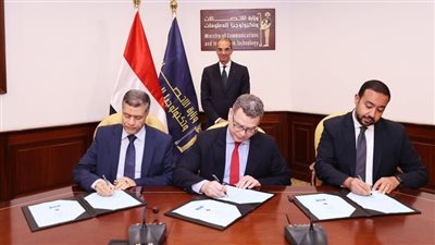 وزير الاتصالات يشهد توقيع عقود تنفيذ مشروع أجهزة الاتصالات الطرفية 