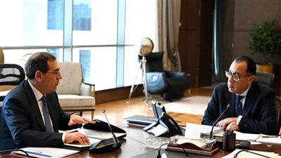 مدبولي يتابع مع وزير البترول موقف توفير الاحتياجات البترولية قبل إجازة عيد الفطر