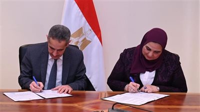 وزيرة التضامن الاجتماعي ومحافظ الغربية يوقعان عقد تمليك مقر لبنك ناصر الاجتماعي