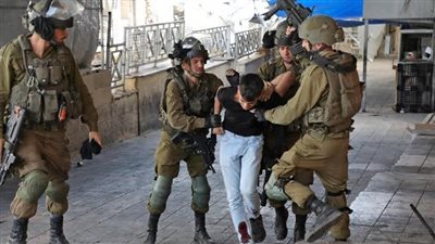 قوات الاحتلال الإسرائيلي تحتجز 15 أسيرا محررا من مخيم عقبة جبر جنوب مدينة أريحا