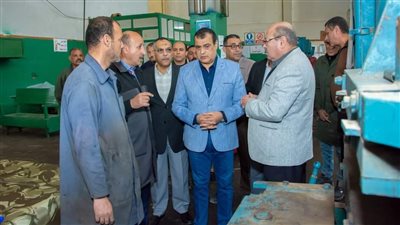 وزير  الإنتاج الحربي يفاجيء عمال وقيادات 