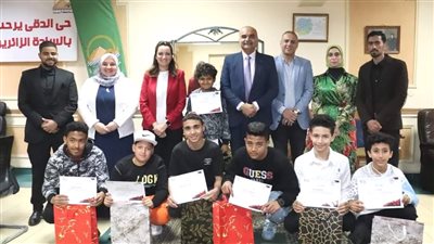 نائب المحافظ تكرم ١٠ طلاب من أبناء مواطني الإسكان البديل بروضه السودان لإجتيازهم برنامج التحول الرقمي 