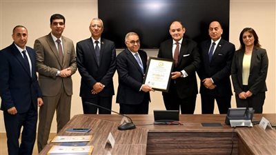 وزير التجارة يتسلم شهادة المواصفة القياسية الدولية لنظام إدارة المؤسسات التدريبية