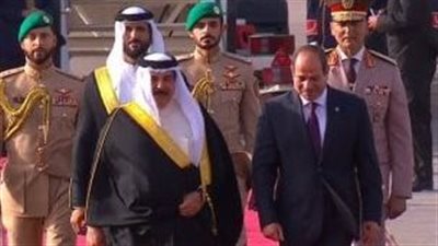 الرئيس السيسى يستقبل العاهل البحرينى فور وصوله مطار القاهرة