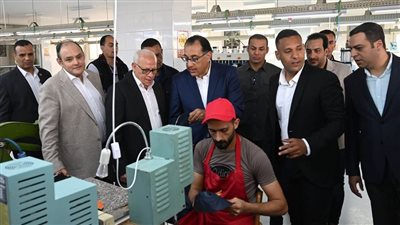 رئيس الوزراء يتفقد مصنع 