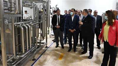 رئيس الوزراء يتفقد مصنع 