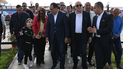 رئيس الوزراء يتفقد نادي وشاطئ 