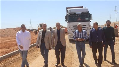 وزير الإسكان يتابع أعمال الطرق بالمنطقة الصناعية بالعاشر من رمضان