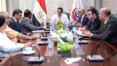 وزير الصحة يتابع العمل بالمشروع القومي للرعايات والحضانات 