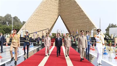 الرئيس السيسي يقوم بوضع إكليل من الزهور على النصب التذكارى لشهداء القوات المسلحة