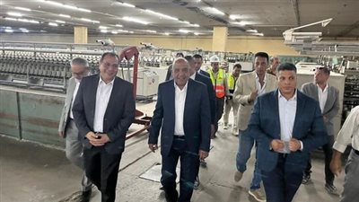 وزير قطاع الأعمال يتفقد مصانع شركة مصر شبين الكوم للغزل والنسيج بالمنوفية