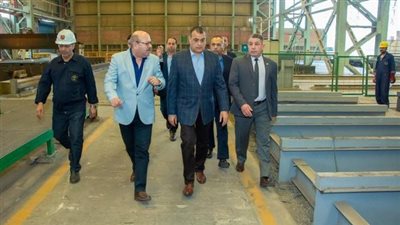 وزير الإنتاج الحربي يتفقد خطوط الإنتاج بشركة أبو زعبل للصناعات الهندسية