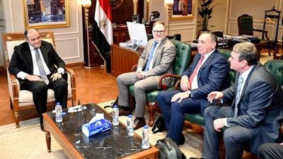 وزير التجارة يبحث مع ممثلي شركتين خطط إنشاء مشروع مشترك لإنتاج سيانيد الصوديوم في مصر