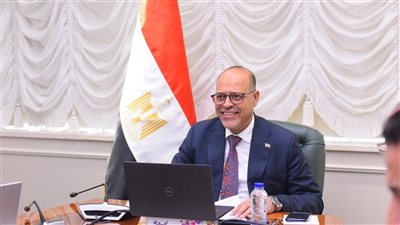 2 مليون جنيه.. العمل تسلم إعانات لأسر 9 متوفين و10 مصابين