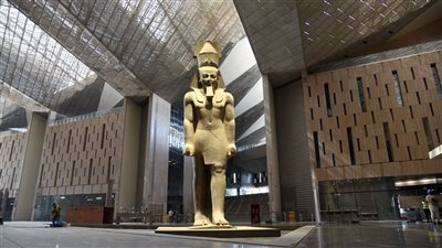 وزير السياحة والآثار يشهد نقل مركب خوفو الثانية لمكان عرضها بالمتحف المصري الكبير