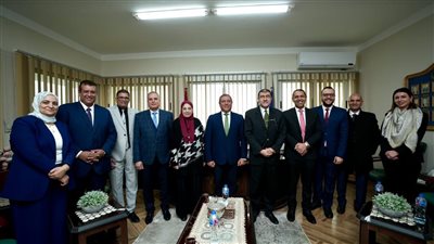 قناة السويس وبنك التنمية الصناعية يطلقان بطاقات دفع إلكترونية لموظفي الهيئة