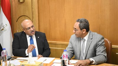 « عبد الحليم » يبحث مع رئيس الإدارة المركزية لجذب الاستثمار الداخلي تعزيز الفرص الاستثمارية ودعم مناخ الأعمال بقنا
