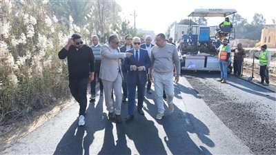 عبد المعطى يتفقد أعمال الرصف بطريق كوبري الزاوية–الفيروز بالرياض كفر الشيخ 