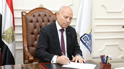 محافظ القاهرة يُلزم المحلات بوضع صناديق قمامة ويحدد غرامة للمخالفين