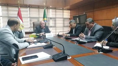 السكرتير العام لمحافظة الدقهلية يعقد اجتماعا لمتابعة تنفيذ قرار التصدي لإلقاء المخلفات على الطرق  