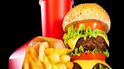 مخاطر الأطعمة السريعة واللحوم المصنعة .. السكتة الدماغية أبرزها