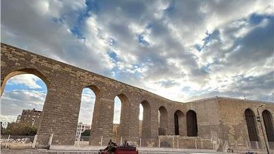 السياحة توضح حقيقة أعمال التنظيف والترميم الجارية بجزء من سور مجرى العيون