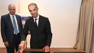 وزير الاتصالات يدشن طابعًا تذكاريًا بمرور 160 عامًا على أول طابع بريد مصري خلال تفقده معرض الرواد لهواة الطوابع 2026